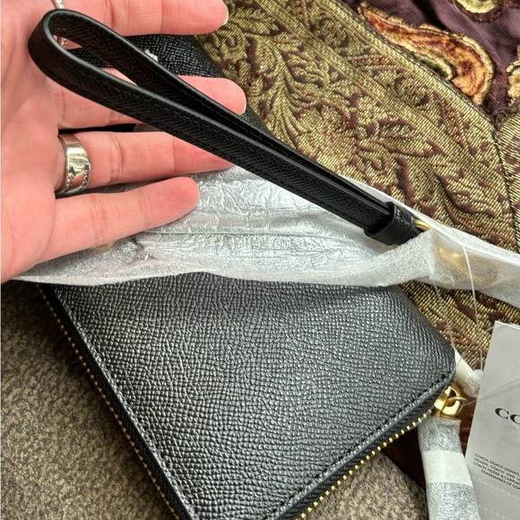 Authentic COACH 1941 Crossgrain leather zip around large wristlet - Picture 12 of 15